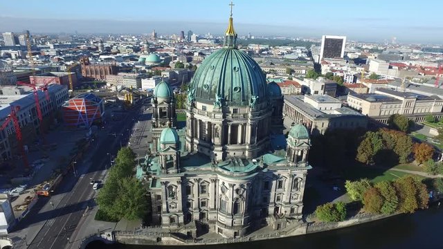 4K Drone aerial Berliner Dom, Museumsinsel, Pergamonmuseum, Alte Nationalgalerie, Neues Museum, Altes Museum, Bode Museum, James Simon Galerie, Berliner Schloss