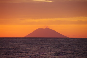 Wulkan Stromboli o zachodzie słońca