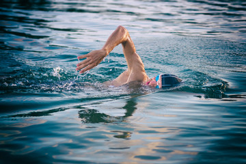 Swimmer breathing during swimming crawl
