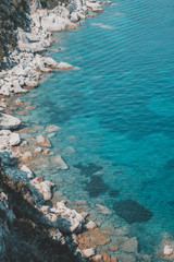 Klares Wasser an Stein Küste Korfu Griechenland