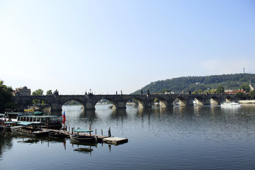 Пражский Карлов мост солнечным днем