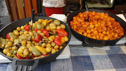 Тушеные овощи в черных чашах на продажу