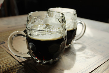 Две кружки темного пива