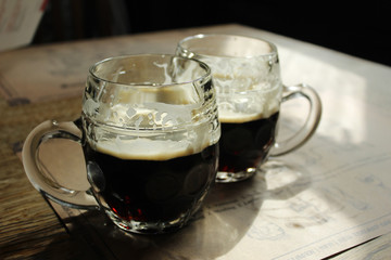 Две кружки темного пива