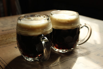 Две кружки темного пива
