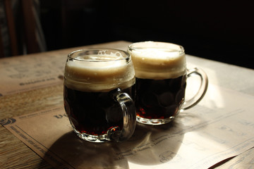 Две кружки темного пива