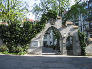 Neogotisches Tor mit Mauer in Konstanz