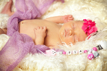 Baby mit Schnullerkette