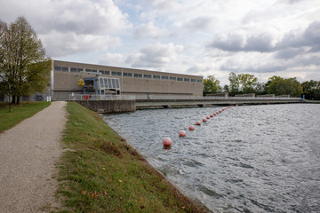Wasserkraftwerk an Fluss / Staustufe