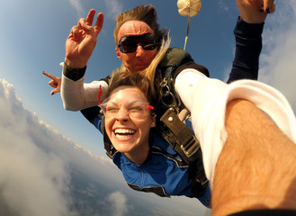 Selfie tandem parachutisme avec jolie femme