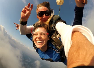 Fototapete Luftsport Selfie-Tandem-Fallschirmspringen mit hübscher Frau