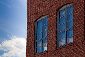 Obraz premium Windows on a red brick wall