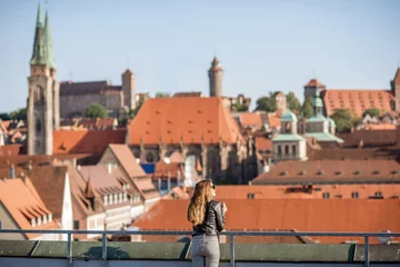 Junge Touristin genießt schöne Luftaufnahme auf die Altstadt von Nürnberg, Deutschland © rh2010