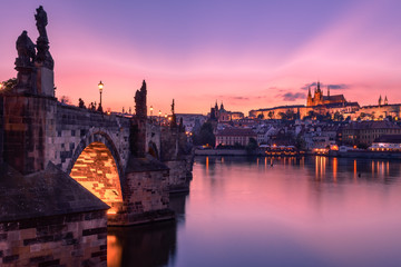 Fototapeta premium Charles bridge and Prague castle at dusk