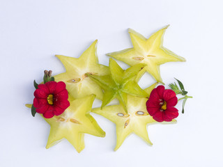 Obraz premium 5 Scheiben Sternfrucht mit 2 Roten Blüten