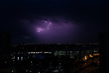 rayo cayendo sobre miami en la noche