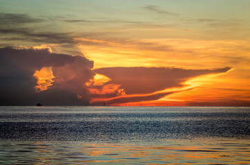 Fototapeta na wymiar tormenta sobre el mar al amanecer