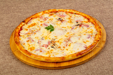 Pizza with ham