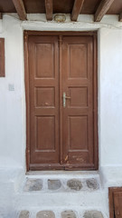 Fototapeta na wymiar kahverengi kapı