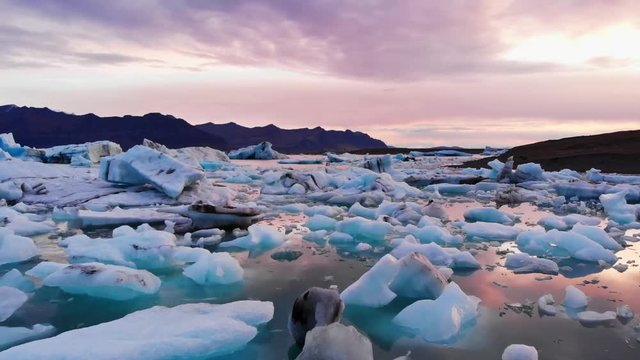 J&ouml;kuls&aacute;rl&oacute;n glacier lagoon in Iceland