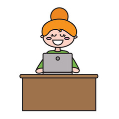 Рыжая девушка за компьютером