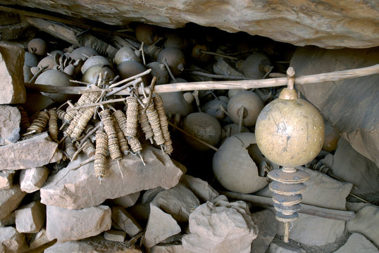 Village de Songho, Grotte des circoncis, Sistres (instrument de musique, famille des percussions), Pays Dogons, Mali, Afrique