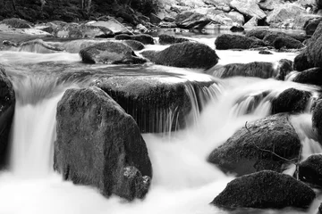 Papier Peint photo Lavable Noir et blanc Photo en noir et blanc d& 39 une cascade à Watersmeet dans le Devon