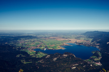 Herzogstand in Bayern, Blick auf den Kochelsee und die Alpen 