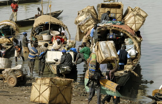 pirogues de" transport" en cours de chargement &agrave; Mopti, Centre Mali, Afrique