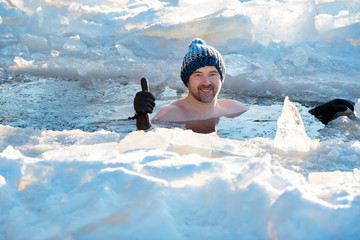 Winter swimming. Brave man in an ice-hole - 225936983
