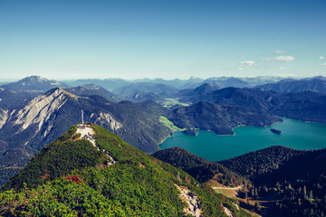 Herzogstand in Bayern, Blick auf den Kochelsee und die Alpen 