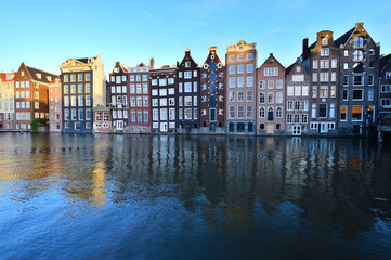 Zabytkowe kamienice w Amsterdamie nad kanałem.  © W Korczewski