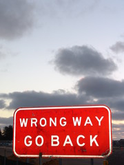 Wrong way, go back - Lustiges Schild fotografiert in Australien