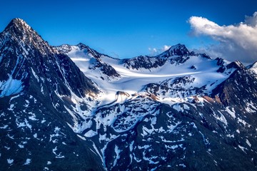 ośnieżone  szczyty Alp austriackich,  częściowo oświetlone