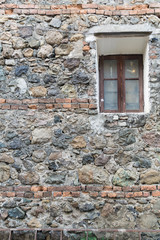 старинная стена из кирпича, камней и булыжников с...
