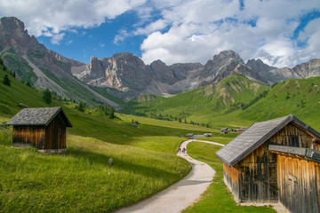 Valle di Fuciade in Val di Fassa Trentino. Baite e montagne del Trentino durante la stagione vacanza estiva