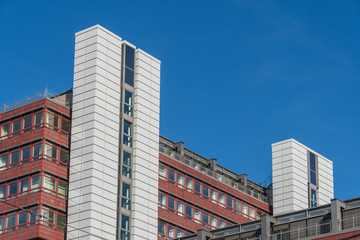 Moderne Fassade mit Fenstern