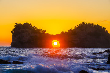 夕焼けの円月島