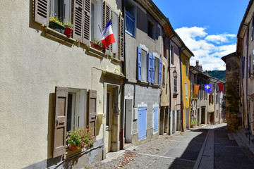 Rue principale du village d'Aspres sur Buëch, Hautes-Alpes, France