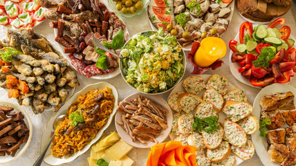 Table remplie de collations et de plats traditionnels d& 39 Europe orientale (lituanienne) pour une fête.