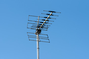 Eine Radio TV Antenne und blauer Himmel im Hintergrund
