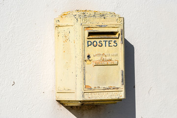 Ein alter, rostiger Briefkasten der französischen Post