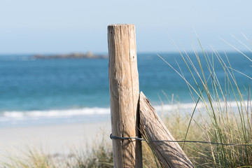 Ein Zaun am Strand
