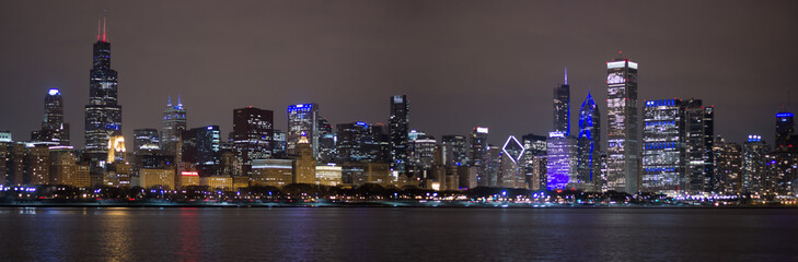 Obraz premium Chicago Skyline Night z jeziorem