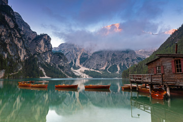 Naklejka premium Tagesanbruch im Spätsommer am Pragser Wildsee, Südtirol 