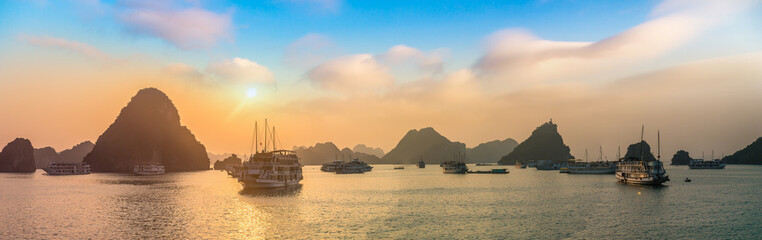 Fototapeta na wymiar Sunset in Halon bay, Vietnam