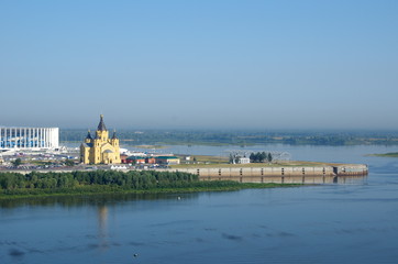 Obraz premium Summer view of the Arrow - the confluence of the Oka and Volga rivers and Alexander Nevsky Cathedral. Nizhny Novgorod, Russia