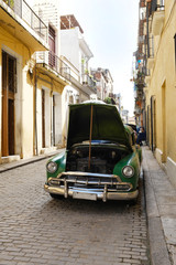 Fototapeta na wymiar old car in Habana street, Cuba