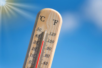 Thermometer im Sommer mit blauen Himmel im Hintergrund
