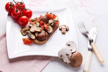 brot mit tomaten und champis